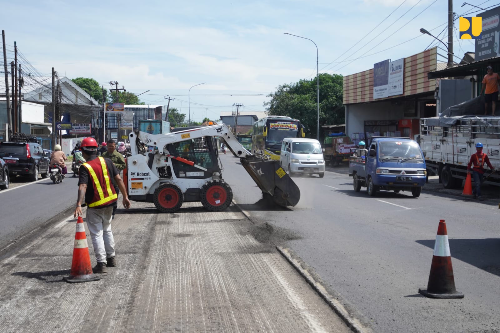 Penambalan jalan berlubang Jalan Nasional di Jawa Timur (Foto: Ist)
